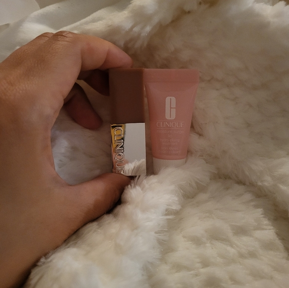 Clinique Lip Luxury Set with Clinique Pop Lip Colour in Bare Pop & Lip Treatment - Picture 5 of 6